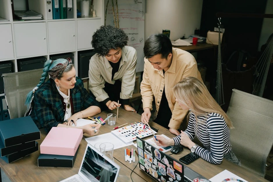 Moderno ufficio di un'agenzia di marketing con persone che collaborano